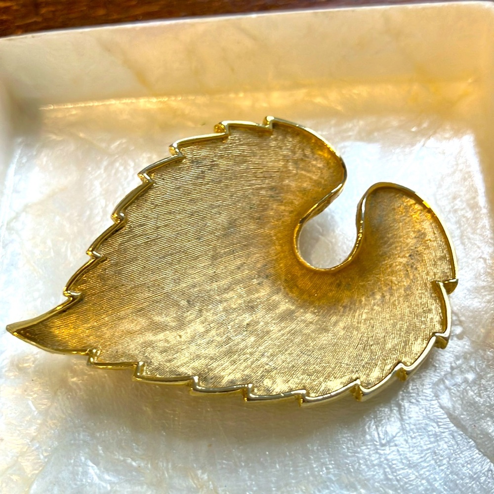 Kramer Brooch Leaf Gold Tone Vintage